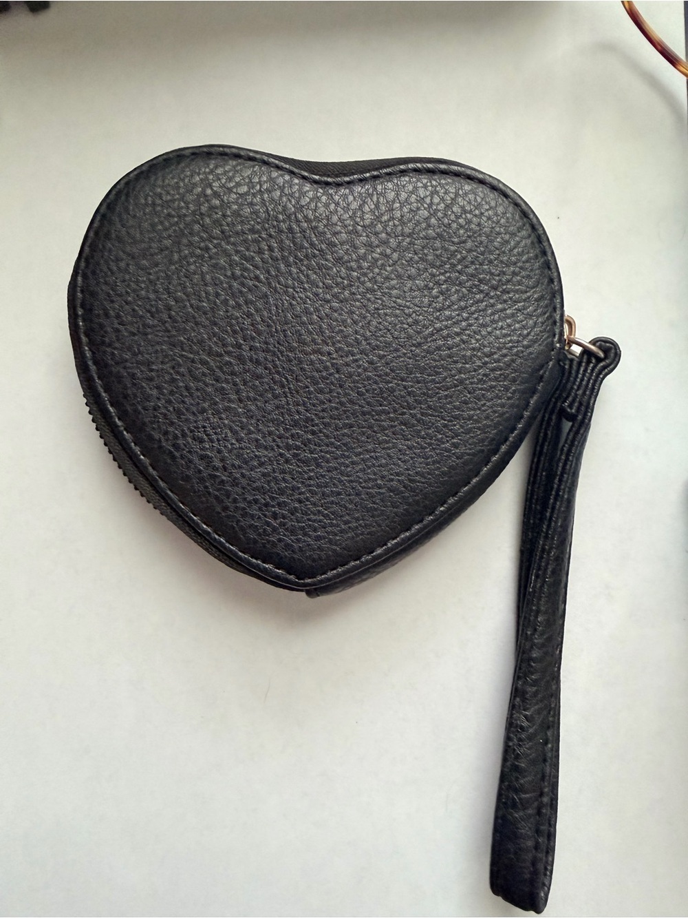 Juicy Couture Y2K faux Leather Black Heart Wristlet Bag with Gold Chain Charm - Picture 3 of 4